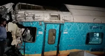 Najmanje 50 poginulih i 350 ozlijeđenih u sudaru vlakova na istoku Indije