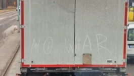 Ne ratu - poruka na kamionu