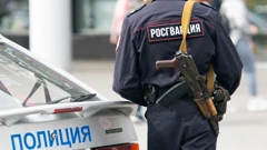 Ruski policajac s puškom, arhivska fotografija