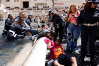Ekološki aktivisti zacrnili vodu u Fontani di Trevi, Foto: Allesandro Penso/REUTERS