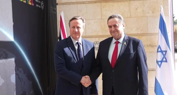David Cameron rukuje se s Israelom Katzom