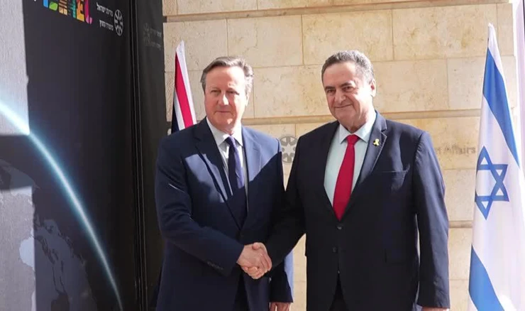 David Cameron rukuje se s Israelom Katzom