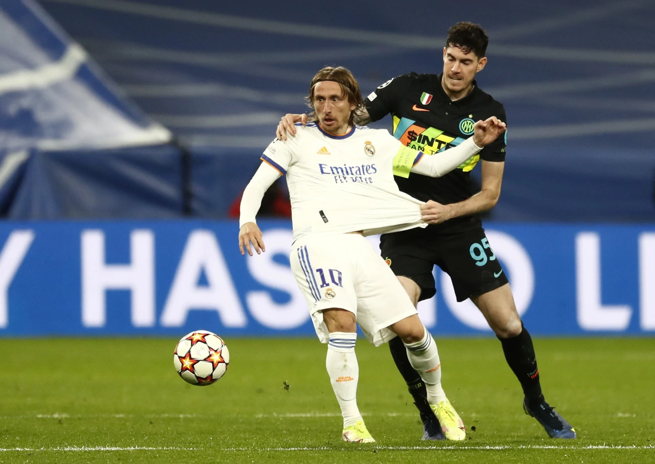 Real Madrid - Inter. Luka Modrić, Alessandro Bastoni, Foto: Susana Vera/REUTERS