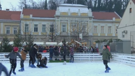 Požeški školarci i studenti organizirali božićni sajam za mališane slabijeg socijalnog statusa