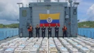 Kolumbijski mornari pokraj zaplijenjene droge