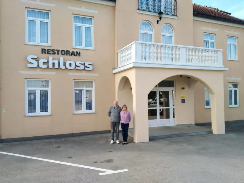 Bračni par Stojko pred hotelom (Foto: Vjekoslav Madunić/ustupljena fotografija)