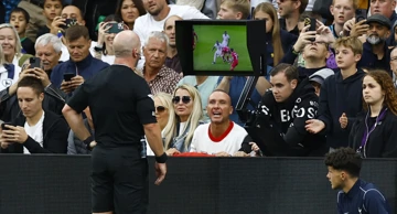 Sudac pregledava snimku na utakmici Liverpool - Tottenham