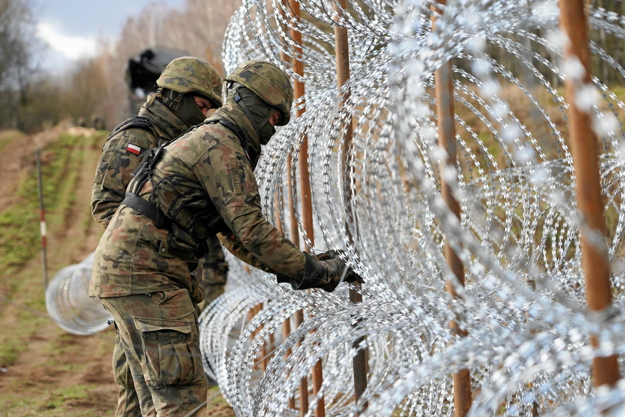 Poljski vojnici postavljaju žilet žicu na granici s ruskom enklavom