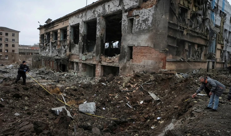 Uništena zgrada u ruskom raketiranju