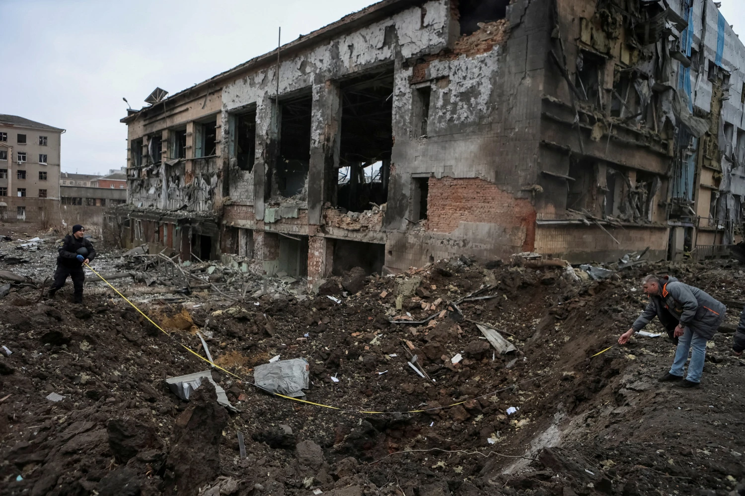Uništena zgrada u ruskom raketiranju