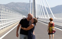 Prvi poljubac na Pelješkom mostu, Foto: Grgo Jelavic /Pixsell