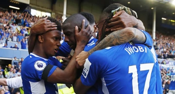 Abdoulaye Doucoure (Everton) slavi sa suigračima