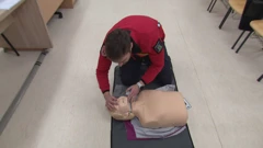 Vatrogasci uče kako upotrijebiti automatski vanjski defibrilator