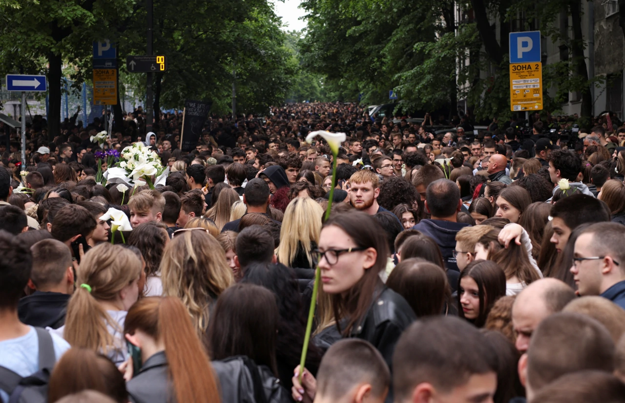 U Beogradu se okupilo mnoštvo ljudi kako bi odali počast jučer ubijenima