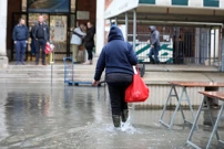 Rijeka: Zbog obilne kiše i plime poplavljene ulice pored tržnice, Foto: Goran Kovacic /Pixsell