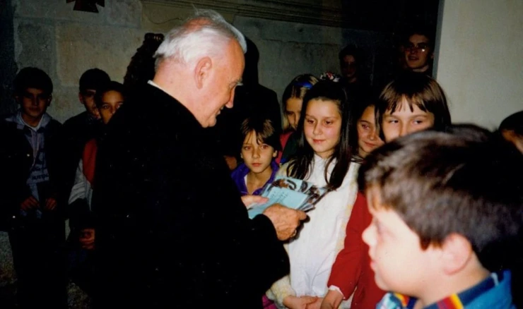 Kardinal Kuharić u susretu s djecom
