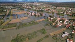  Pogled iz zraka na poplavljeno mjesto  Brodarci kod Karlovca 