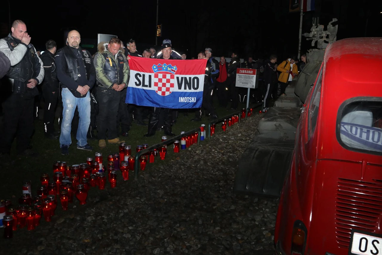 Motoristi iz cijele Hrvatske tradicionalno dolaze zapaliti svijeće kod crvenog fiće