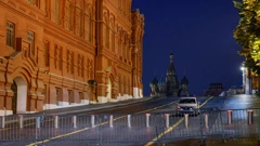 Policijski automobil iza ograde na Crvenom trgu u središtu Moskve