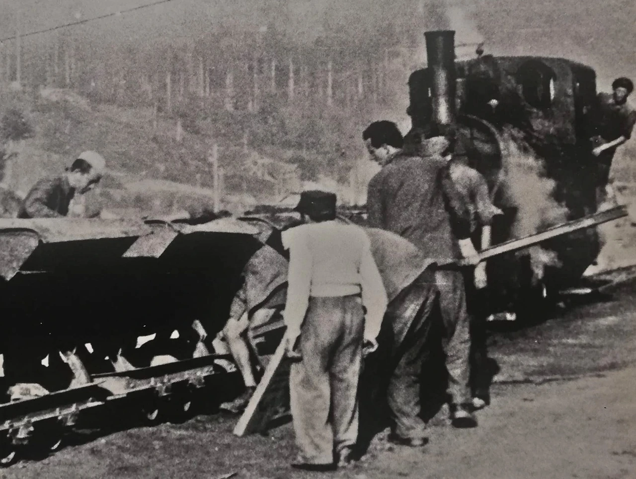 Zbog odvoza velikih količina materijala, tijekom izgradnje jezera kod Lokava bila je privremeno postavljena i manja željeznica