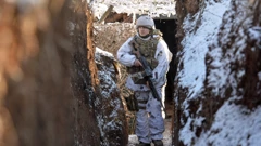 Ukrajinski vojnik čuva područje u blizini linije razdvajanja u regiji Donjeck.