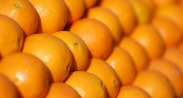 Sočne naranče mogu i u kolače, a ako koristite koricu bilo bi dobro da su nešpricane