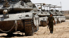 Izraelski vojnik pored tenkova blizu južne granice Izraela i Gaze