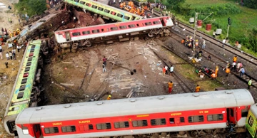 Vagone koji su iskočili iz tračnica nakon sudara dva putnička vlaka u Balasoreu