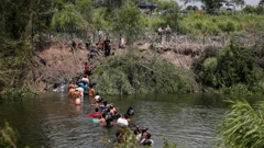 Migranti prelaze rijeku Rio Bravo