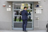 Odvjetnik Milko Krizanović stigao je ispred zgrade Slaviše Penave, Foto: Goran Stanzl /PIXSELL