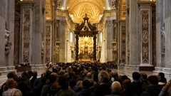 Vjernici odaju počast bivšem papi Benediktu XVI.