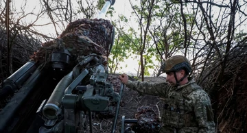 Ukrajinski vojnik priprema top za paljbu