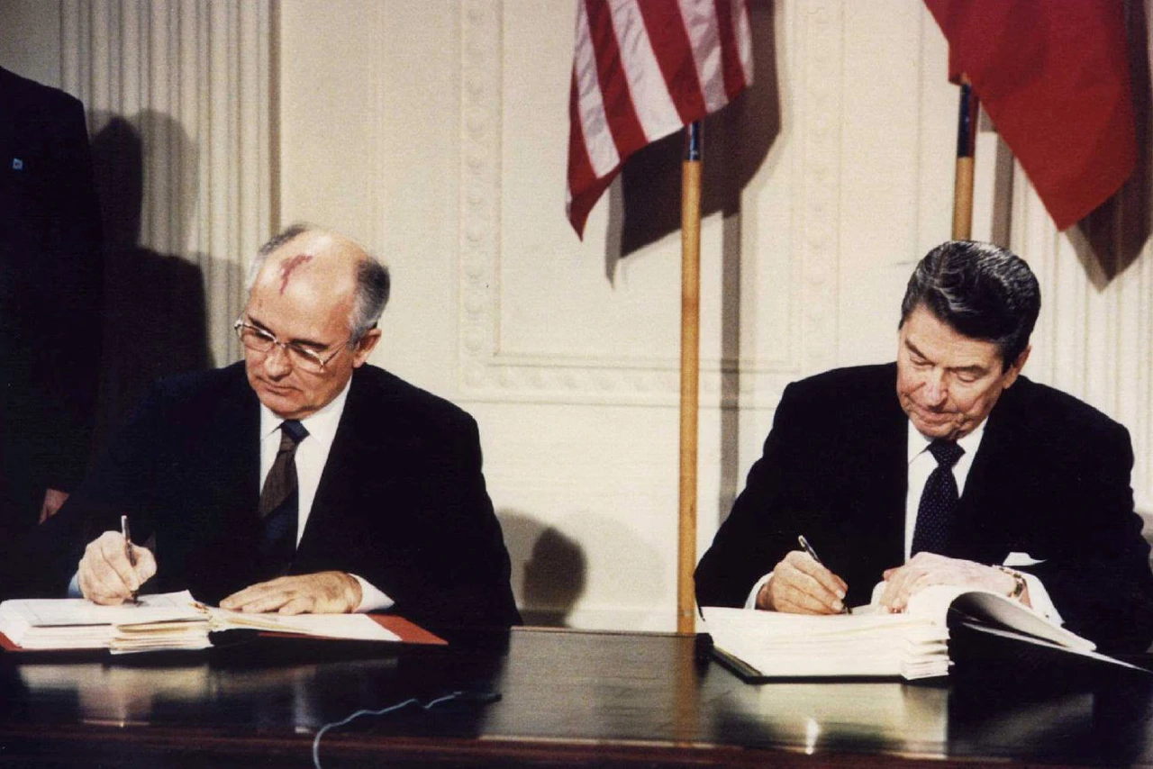 Mihail Gorbačov i Ronald Reagan 1987. potpisuju Sporazum o nuklearnim raketama srednjeg dometa, Foto: Stringer/REUTERS