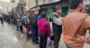 Gaza: Ljudi čekaju u dugim redovima da dobiju hranu
