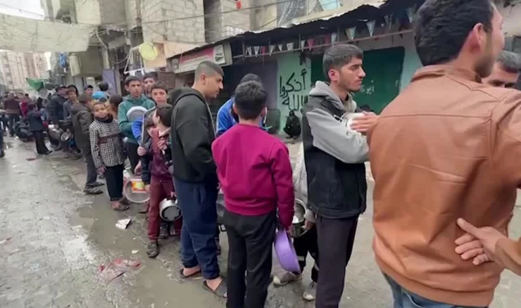Gaza: Ljudi čekaju u dugim redovima da dobiju hranu