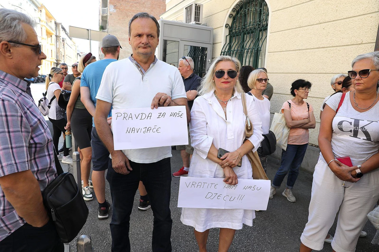 Roditelji uhićenih navijača pred Ministarstvom vanjskih poslova, Foto: Patrik Macek/PIXSELL