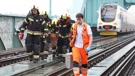 Vatrogasci spašavaju čovjeka koji je propao između šina na Hendrixovu mostu