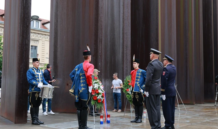 Osijek: Polaganje vijenaca u sjećanje na branitelje i žrtve Domovinskog rata 