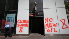 Klimatski aktivisti sprejem po bankama uoči sastanka dioničara