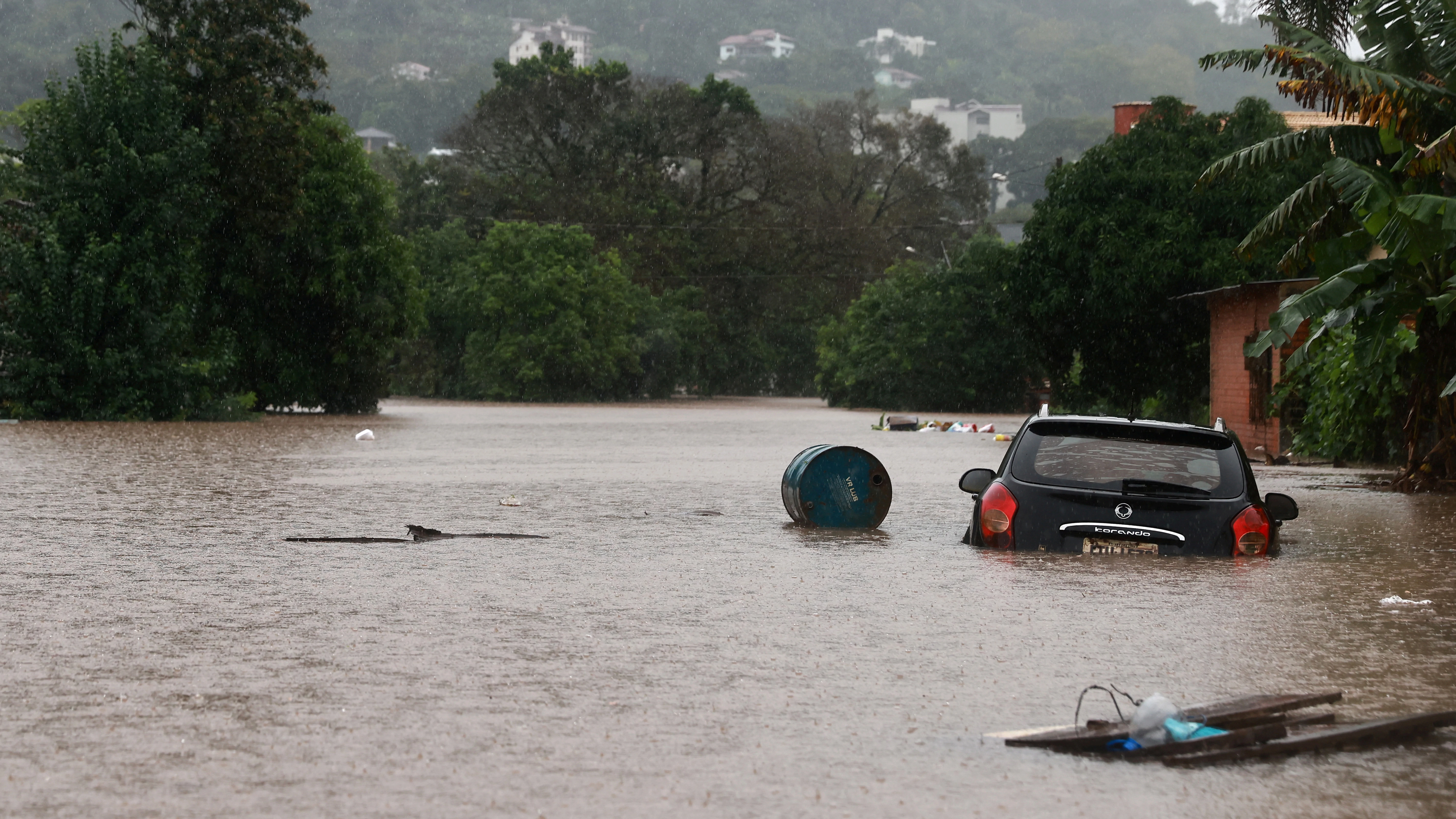Poplavljeni automobil u rijeci Taquari