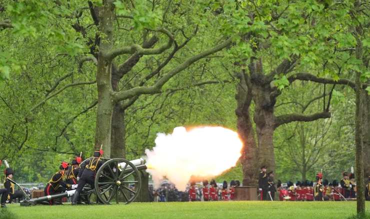Londonom odjekivali vatreni plotuni u čast prve godišnjice krunidbe kralja Charlesa III. 