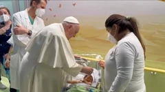 Papa Franjo u bolnici gdje se liječi krstio dijete