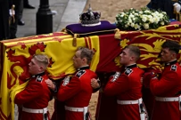 Kraljičini grenadiri unose lijes kraljice u Westminster, Foto: Ben Stansall/REUTERS