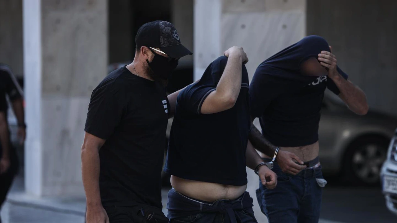  Skupina uhićenih navijača dovedena pred istražitelje, Foto: Valilis Remba/Eurokiniss  /PIXSELL
