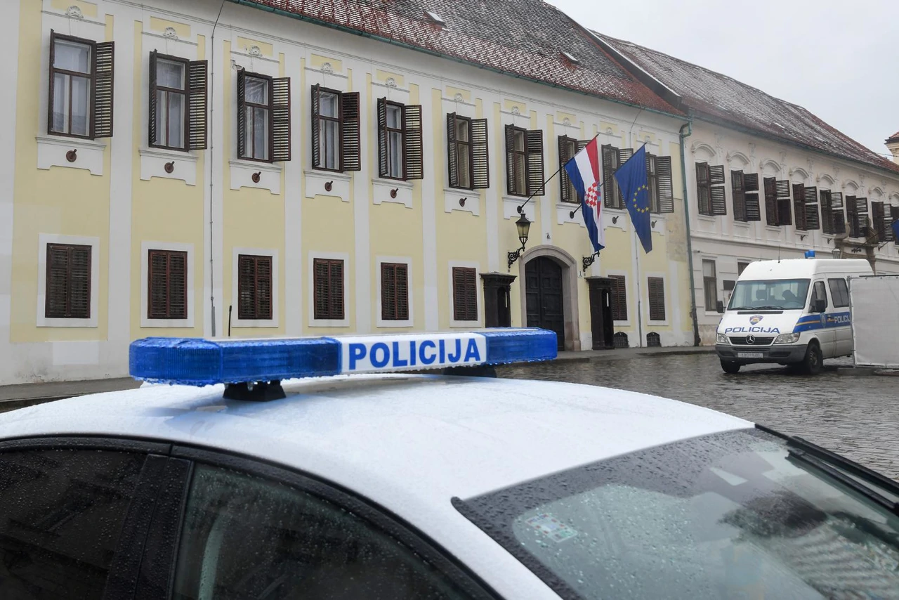 Policija pred Banskim dvorima, Foto:  Josip Regovic /PIXSELL