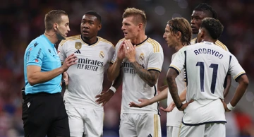 Igrači Reala u raspravi sa sucem na utakmici protiv Atletica