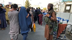 Talibanski borac ispred zračne luke u Kabulu
