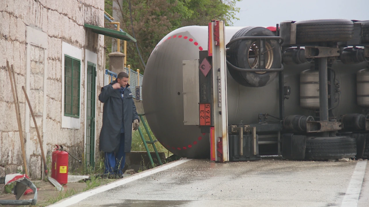 Na državnoj cesti Drniš-Knin prevrnula se cisterna, Foto: HTV/HRT