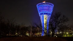 Vodotoranj u Vukovaru osvijetljen u bojama Ukrajine 
