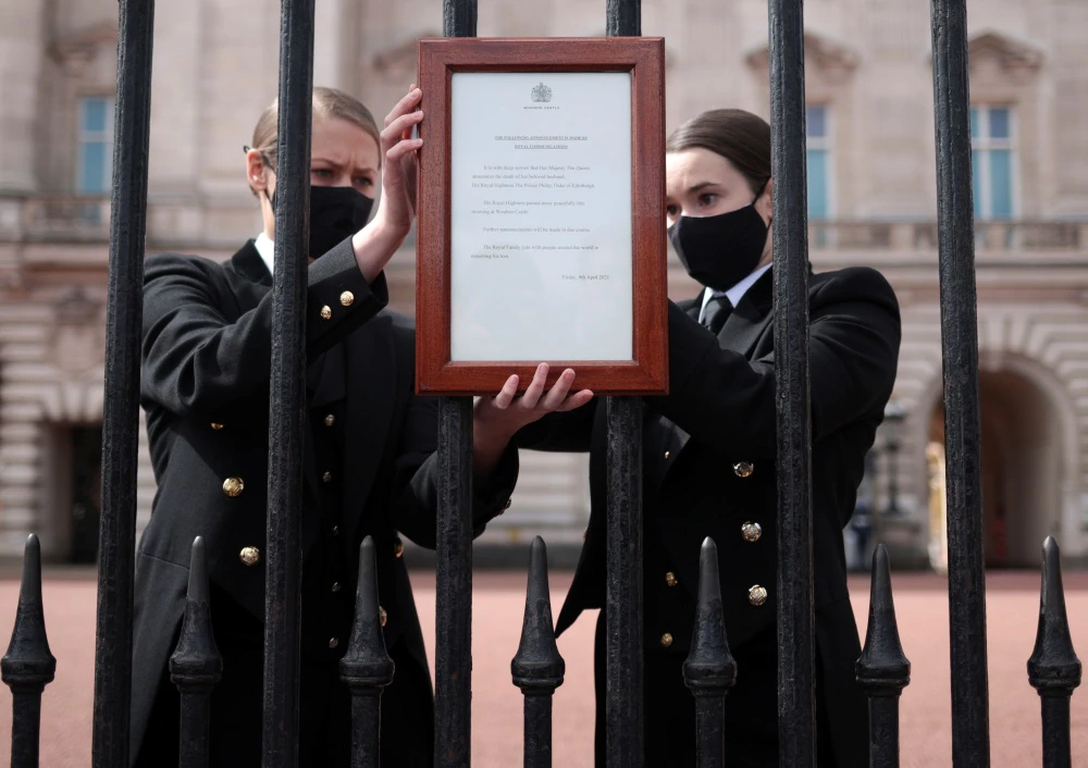 Obavijest o smrti princa Philipa postavljena je na ogradu Buckinghamske palače